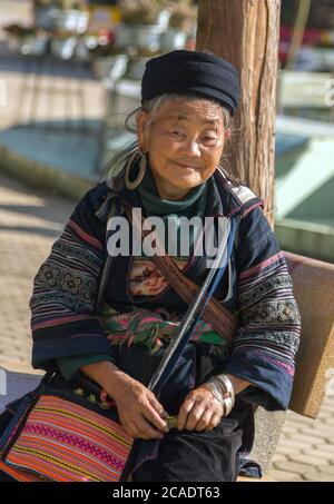 AJO CAI, VIETNAM - 21 NOVEMBRE 2014 : ancienne femme du groupe minoritaire de Hmong, portant une coiffure traditionnelle près de Sapa, Lao Cai, Vietnam. Banque D'Images