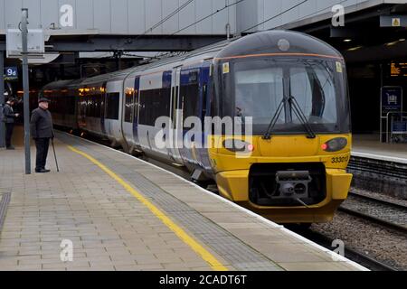 Un groupe CAF/Siemens 333 classe Northen forme un train à unités multiples électrique À la gare de Leeds Banque D'Images