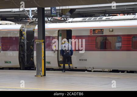 Un homme se trouvant dans un TRAIN électrique AZUMA LNER à Gare de Leeds Banque D'Images