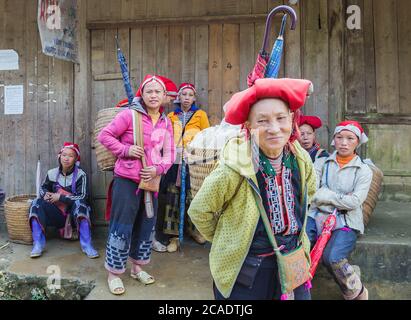 Ta PHIN, AJO CAI, VIETNAM - 21 NOVEMBRE 2014 : femme du groupe minoritaire Red Dao portant une coiffure traditionnelle près du village de Ban Ho, district de Sapa, Lao Cai, Banque D'Images