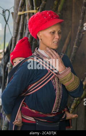 Ta PHIN, AJO CAI, VIETNAM - 21 NOVEMBRE 2014 : femme du groupe minoritaire Red Dao portant une coiffure traditionnelle près du village de Ban Ho, district de Sapa, Lao Cai, Banque D'Images