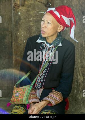 Ta PHIN, AJO CAI, VIETNAM - 21 NOVEMBRE 2014 : femme du groupe minoritaire Red Dao portant une coiffure traditionnelle près du village de Ban Ho, district de Sapa, Lao Cai, Banque D'Images