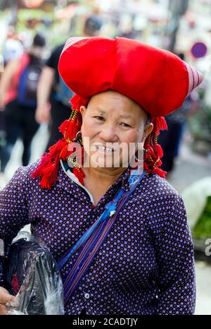 Ta PHIN, AJO CAI, VIETNAM - 21 NOVEMBRE 2014 : femme du groupe minoritaire Red Dao portant une coiffure traditionnelle près du village de Ban Ho, district de Sapa, Lao Cai, Banque D'Images