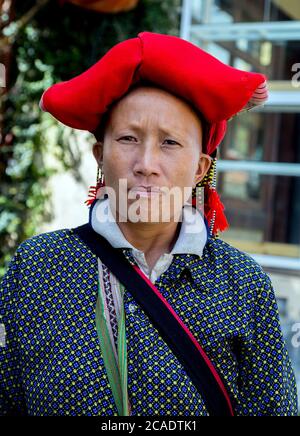 Ta PHIN, AJO CAI, VIETNAM - 21 NOVEMBRE 2014 : femme du groupe minoritaire Red Dao portant une coiffure traditionnelle près du village de Ban Ho, district de Sapa, Lao Cai, Banque D'Images