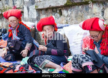 Ta PHIN, AJO CAI, VIETNAM - 21 NOVEMBRE 2014 : femme du groupe minoritaire Red Dao portant une coiffure traditionnelle près du village de Ban Ho, district de Sapa, Lao Cai, Banque D'Images