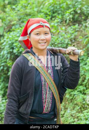 Ta PHIN, AJO CAI, VIETNAM - 21 NOVEMBRE 2014 : femme du groupe minoritaire Red Dao portant une coiffure traditionnelle près du village de Ban Ho, district de Sapa, Lao Cai, Banque D'Images