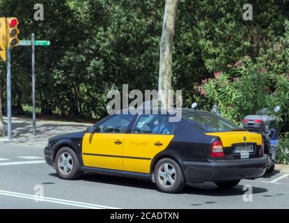 BARCELONE, Catalogne, Espagne, ES- 21 AOÛT 2012: Vue sur la rue avec le traditionnel Barcelona noir et jaune taxi se tient aux feux rouges, a Banque D'Images