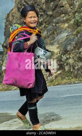 AJO CAI, VIETNAM - 21 NOVEMBRE 2014 : bonne femme et enfant hmong souriant près de Sapa, Lao Cai, Vietnam. Banque D'Images