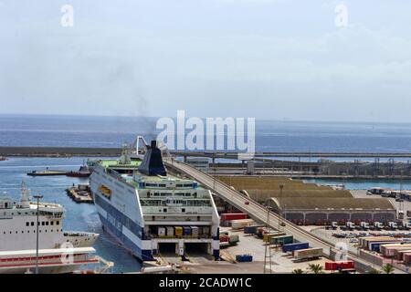 BARCELONE, ESPAGNE - 27 AOÛT 2012: Terminal Port Nou, Сontainer navire en import export et logistique d'affaires, par grue, port de commerce, navire, cargaison à har Banque D'Images