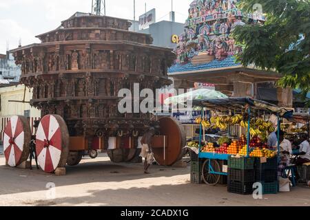 Kumbakonam, Tamil Nadu, Inde - février 2020 : un ancien char en bois et une cale de fruits à l'extérieur de l'ancien temple de Sarangapani à Kumbakonam. Banque D'Images