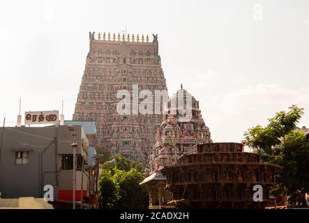 Kumbakonam, Tamil Nadu, Inde - février 2020 : la grande tour de porte ornée de l'ancien temple de Sarangapani dans la ville de Kumbakonam. Banque D'Images