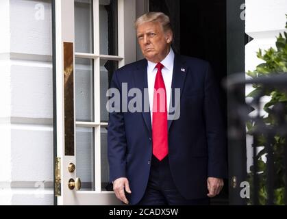 Washington, États-Unis. 06e août 2020. Le président Donald Trump quitte la Maison-Blanche pour visiter une usine de fabrication de Whirlpool, en Ohio, le jeudi 6 août 2020, à Washington, DC. Photo de Kevin Dietsch/UPI crédit: UPI/Alay Live News Banque D'Images