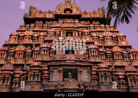 Kumbakonam, Tamil Nadu, Inde - février 2020 : tour d'un ancien temple hindou avec des sculptures colorées de figures mythologiques à Kumba Banque D'Images