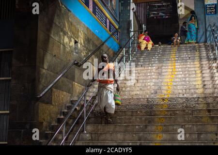 Kumbakonam, Tamil Nadu, Inde - février 2020 : un prêtre indien âgé de temple en tenue traditionnelle descend l'escalier de l'ancien Hindou tem Banque D'Images