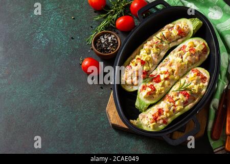 Une alimentation saine. Courgettes cuites farcies de viande et de tomates dans une casserole en fonte. Copier l'espace. Banque D'Images