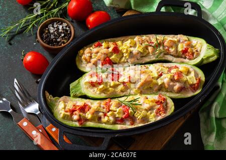 Une alimentation saine. Courgettes cuites farcies de viande et de tomates dans une casserole en fonte. Banque D'Images