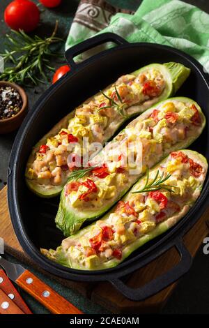 Une alimentation saine. Courgettes cuites farcies de viande et de tomates dans une casserole en fonte. Banque D'Images