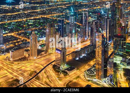 Vue aérienne des gratte-ciels et une énorme intersection à la Sheikh Zayed Road à Dubaï, Émirats arabes Unis Banque D'Images