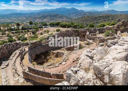 Tombe des Rois et ruines de la ville antique de Mycenae, Grèce en un jour d'été Banque D'Images