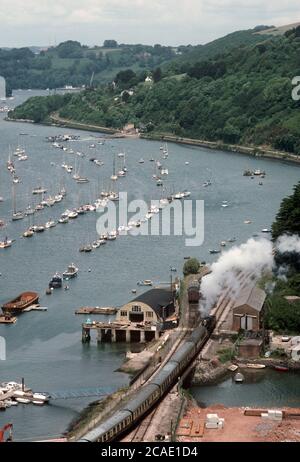 Train à vapeur sortant de la gare de Kingswear et Dartmouth sur le chemin de fer à vapeur Heritage Dartmouth, Devon, Angleterre Banque D'Images