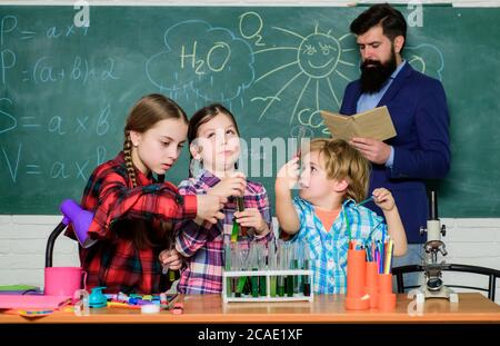 Interaction et communication de groupe. Promouvoir les intérêts scientifiques. Connaissances pratiques. Enseigner aux enfants partager des connaissances importantes. Avec l'expérience vient la connaissance. Éducation formelle. Classes de chimie. Banque D'Images