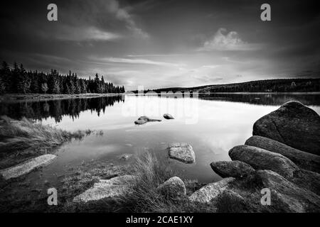 Le barrage de Cerna NISA près de la ville de Bedrichov dans les montagnes de Jizera, République Tchèque, la meilleure photo, noir et blanc. Banque D'Images