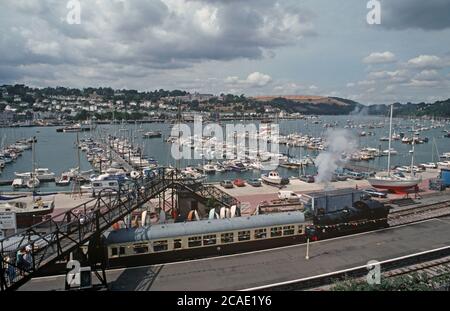 Train à vapeur sortant de la gare de Kingswear et Dartmouth sur le chemin de fer à vapeur Heritage Dartmouth, Devon, Angleterre Banque D'Images