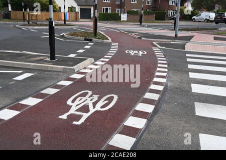 Cambridge, Royaume-Uni - 6 août 2020 le premier rond-point de style hollandais à Cambridge près de l'hôpital Addenbrooke qui donne la priorité aux vélos. Le projet de 2,3 millions de livres sterling du Conseil du comté de Cambridgeshire donne aux cyclistes un anneau extérieur sur le rond-point, avec des passages à vélo sur chacune des quatre routes d'approche sur une surface rouge contrastée, et les automobilistes doivent céder la place aux piétons et aux cyclistes lorsqu'ils rejoignent et quittent le rond-point. Credit: Nils Jorgensen/Alay Live News Banque D'Images