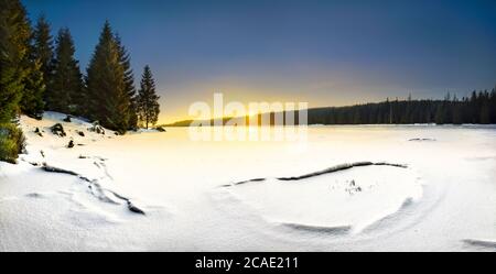 Le barrage de Cerna NISA près de la ville de Bedrichov dans les montagnes de Jizera, République Tchèque, la meilleure photo, l'hiver et le gel. Banque D'Images