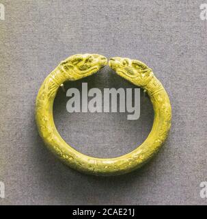 Égypte, le Caire, Musée égyptien, bracelet argenté avec têtes de bélier. Période Ptolemaic, de Memphis (mit Rahineh). Banque D'Images