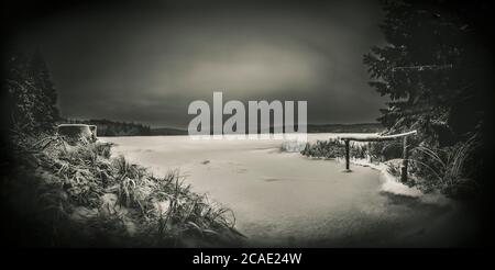 Cerna NISA barrage près de la ville de Bedrichov dans les montagnes de Jizera, République Tchèque, la meilleure photo, hiver et gel, nuit. Banque D'Images