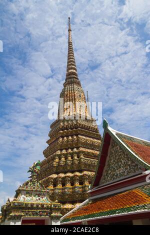 Détails décoratifs du toit du temple à Wat Pho Bangkok, Thaïlande Banque D'Images