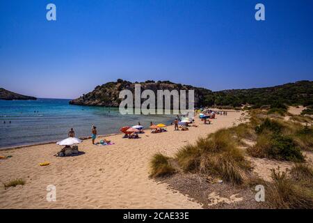 Vue panoramique sur la plage de sable de voidokilia pendant une haute saison touristique et l'une des meilleures plages de l'Europe méditerranéenne. Banque D'Images