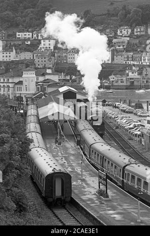 Trains à vapeur sortant de la gare de Kingswear et Dartmouth sur le chemin de fer à vapeur Heritage Dartmouth, Devon, Angleterre Banque D'Images