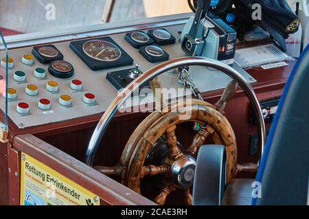 Steinhude, Allemagne, 29 mai 2020 : volant et tableau de bord d'un navire intérieur naviguant au-dessus du Steinhuder Meer, un lac intérieur près de Hanno Banque D'Images