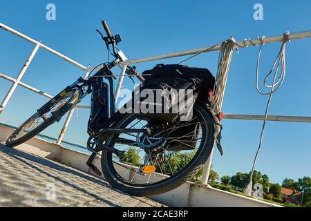 Steinhude, Allemagne, 29 mai 2020: Vélo électrique pendant le transport sur un bateau d'excursion au-dessus du Steinhuder Meer près de Hanovre , vue d'angle lw Banque D'Images