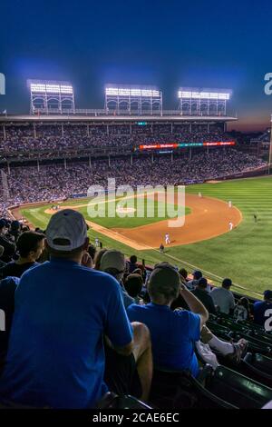 Une foule regardant un match de baseball en soirée joué sous les projecteurs à Wrigley Field, Chicago. Chicago Cubs et LA Dodgers. Banque D'Images