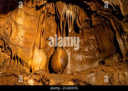 Formations rocheuses karstiques pittoresques illuminées dans la grotte de Balcarka, Karst morave, Tchèque: Moravsky Kras, République Tchèque. Banque D'Images