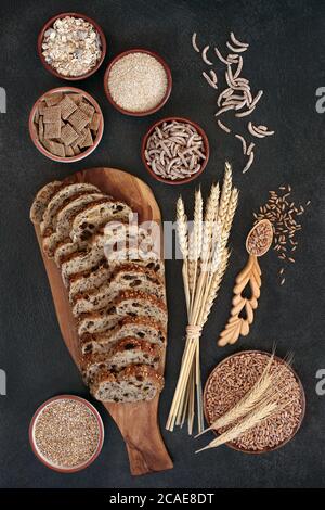 Aliments à haute teneur en fibres avec pain de seigle au raisin blanc, céréales et grains d'épeautre. Riche en antioxydants, oméga-3 et vitamines avec de faibles taux de gi. Banque D'Images