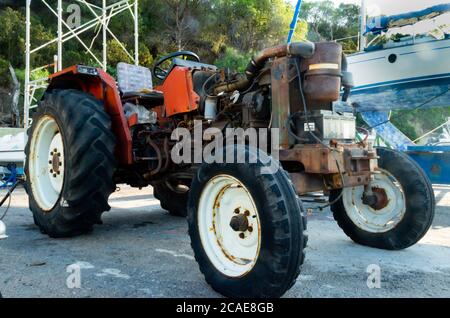 tracteur rouge rouillé avec moteur non couvert Banque D'Images