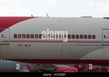 Glasgow, Écosse, Royaume-Uni. 6 août 2020. Photo : vol AI1133 d'Air India au départ de Mumbai, à l'aéroport international de Glasgow, transportant une équipe de tournage et des acteurs qui ont déjà débarqué l'avion plus tôt. L'équipe du film qui a atterri la nuit dernière doit être mise en quarantaine pendant 14 jours avant de commencer à filmer à Ayrshire plus tard ce mois-ci avec le blockbuster Bollywood, Bell Bottom, où l'on rapporte que le thriller des années 80 tourne autour d'un détournement d'avion. L'avion est un Boeing 777-237(LR). Crédit : Colin Fisher/Alay Live News Banque D'Images