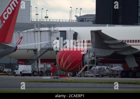 Glasgow, Écosse, Royaume-Uni. 6 août 2020. Photo : vol AI1133 d'Air India au départ de Mumbai, à l'aéroport international de Glasgow, transportant une équipe de tournage et des acteurs qui ont déjà débarqué l'avion plus tôt. L'équipe du film qui a atterri la nuit dernière doit être mise en quarantaine pendant 14 jours avant de commencer à filmer à Ayrshire plus tard ce mois-ci avec le blockbuster Bollywood, Bell Bottom, où l'on rapporte que le thriller des années 80 tourne autour d'un détournement d'avion. L'avion est un Boeing 777-237(LR). Crédit : Colin Fisher/Alay Live News Banque D'Images