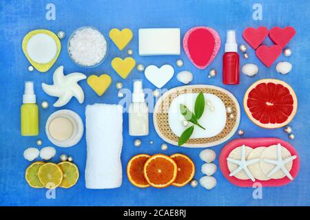 Produits de soins de beauté pour les soins de la peau avec agrumes, produits hydratants, exfoliation et de nettoyage de spa avec coquillages décoratifs et perles. Banque D'Images