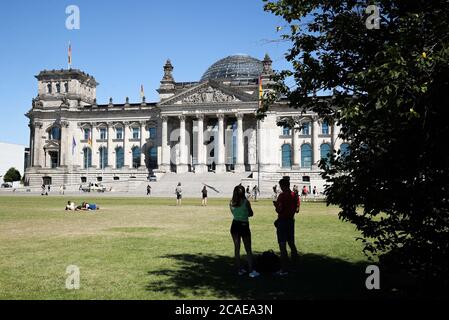 Berlin, Allemagne. 6 août 2020. Les gens sont vus près du bâtiment Reichstag à Berlin, capitale de l'Allemagne, le 6 août 2020. Les cas de COVID-19 en Allemagne ont augmenté de 1,045 en un jour pour atteindre 213,067, a déclaré jeudi l'Institut Robert Koch (RKI). Credit: Shan Yuqi/Xinhua/Alay Live News Banque D'Images