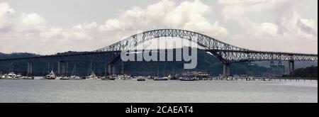 Pont des Amériques traversant le canal de Panama à Balboa, Panama City, Panama, Amérique centrale Banque D'Images