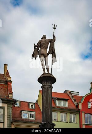 Maisons de ville d'Oold en Allemagne, en Europe. Ciel bleu ciel nuageux en arrière-plan, statue en premier plan Banque D'Images