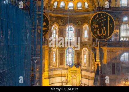 Intérieur de la basilique Sainte-Sophie (ancienne église orthodoxe, transformée plus tard en mosquée puis en mosquée) à Istanbul, Turquie. Banque D'Images