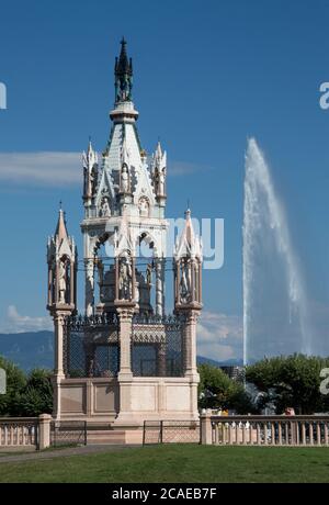 Monument Brunswick,Genève,Suisse avec le Jet d'eau en arrière-plan. Banque D'Images