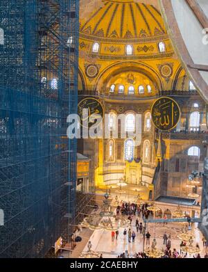 Intérieur de la basilique Sainte-Sophie (ancienne église orthodoxe, transformée plus tard en mosquée puis en mosquée) à Istanbul, Turquie. Banque D'Images