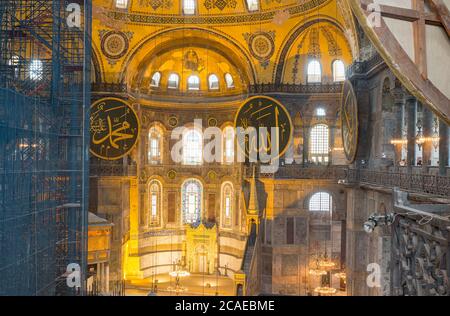 Intérieur de la basilique Sainte-Sophie (ancienne église orthodoxe, transformée plus tard en mosquée puis en mosquée) à Istanbul, Turquie. Banque D'Images